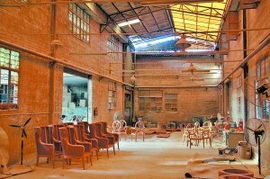 山寨厂的“毒家具”乱象 八百元椅子何以卖八千？